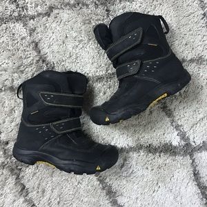 Keen Winter Boots Boys size 1Y EUC